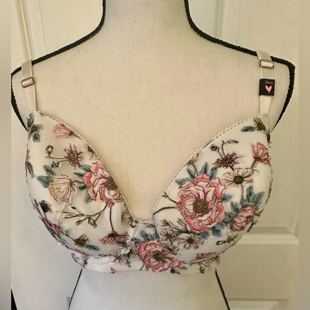 VICTORIA SECRET!!!NWT FLOWER UNDERWIRE BRA WITH BACK HOOK AND EYE CLOSURE 36DD.